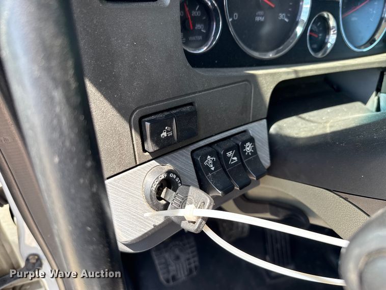 image for item YA0751 2017 Kenworth T680 semi truck