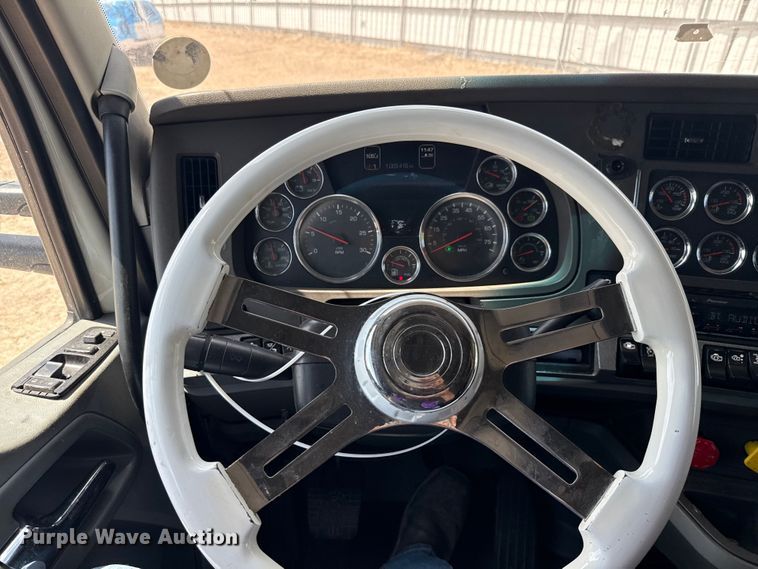 image for item YA0751 2017 Kenworth T680 semi truck