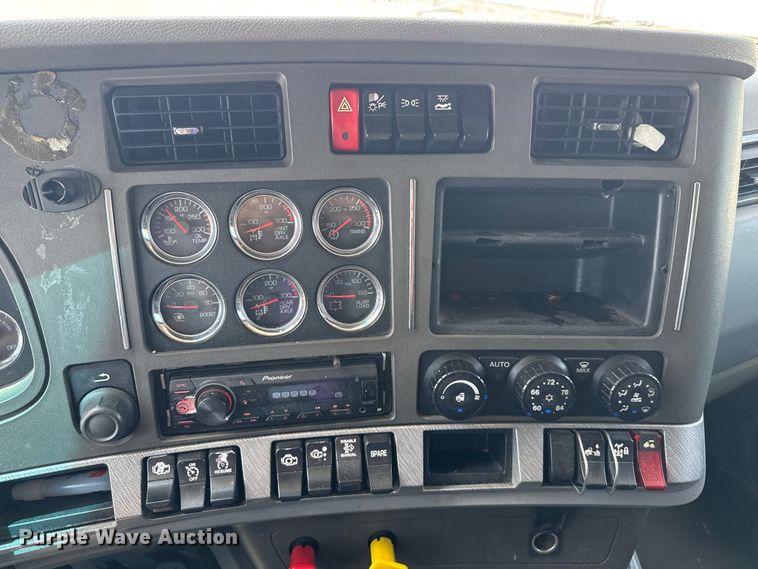 image for item YA0751 2017 Kenworth T680 semi truck