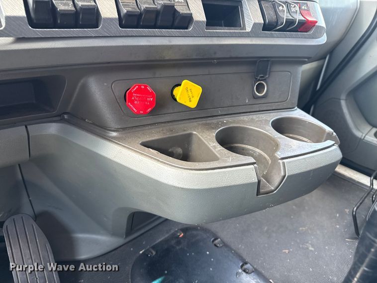 image for item YA0751 2017 Kenworth T680 semi truck