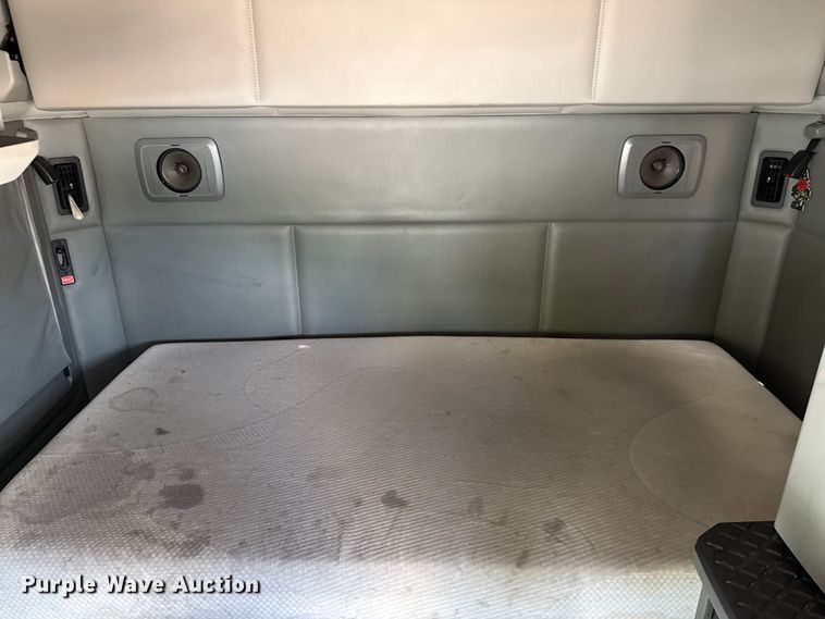 image for item YA0751 2017 Kenworth T680 semi truck