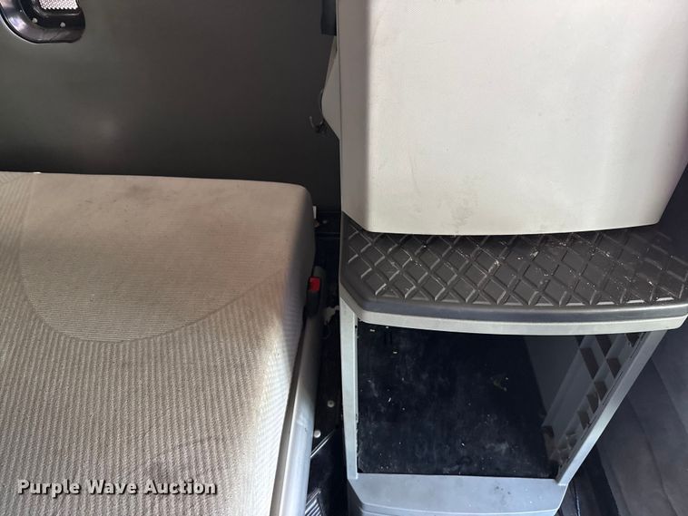 image for item YA0751 2017 Kenworth T680 semi truck