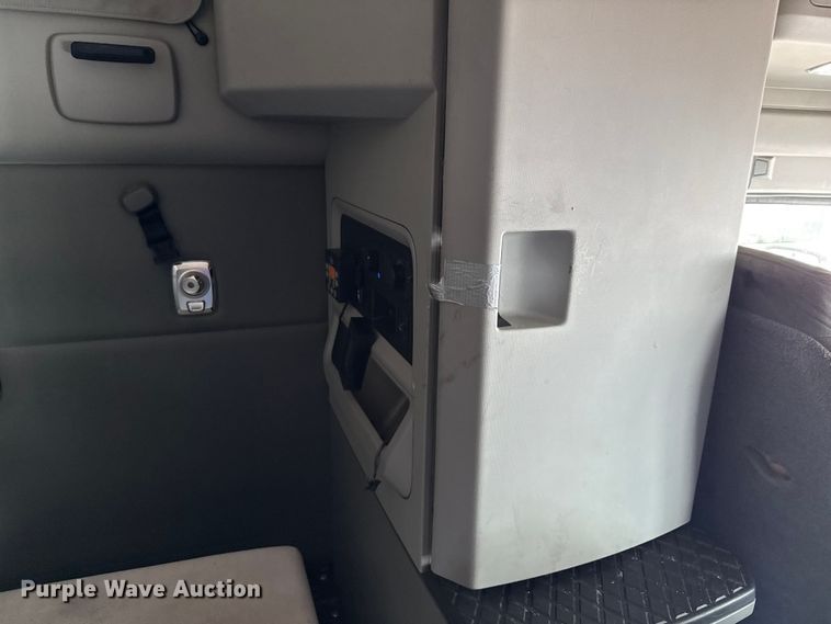 image for item YA0751 2017 Kenworth T680 semi truck