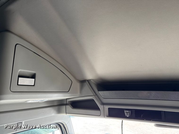 image for item YA0751 2017 Kenworth T680 semi truck