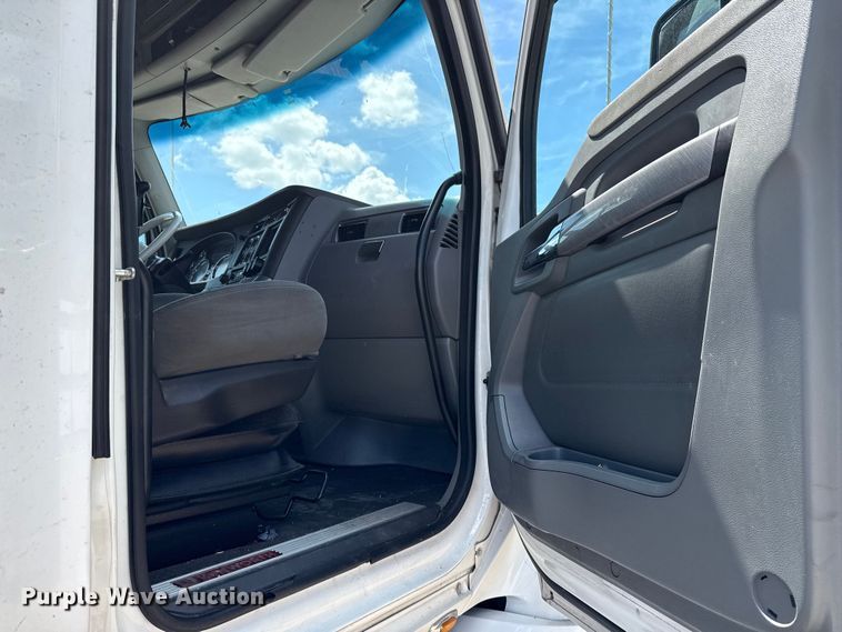 image for item YA0751 2017 Kenworth T680 semi truck