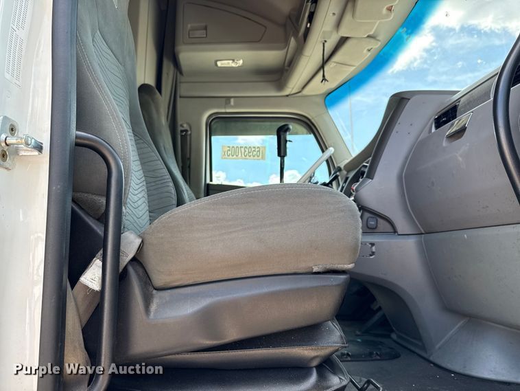 image for item YA0751 2017 Kenworth T680 semi truck