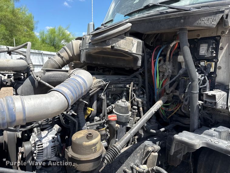 image for item YA0751 2017 Kenworth T680 semi truck