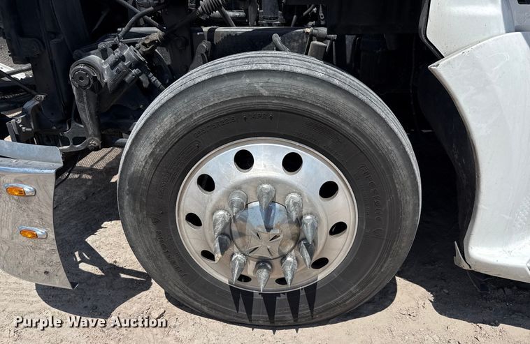 image for item YA0751 2017 Kenworth T680 semi truck