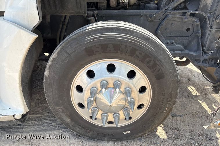 image for item YA0751 2017 Kenworth T680 semi truck