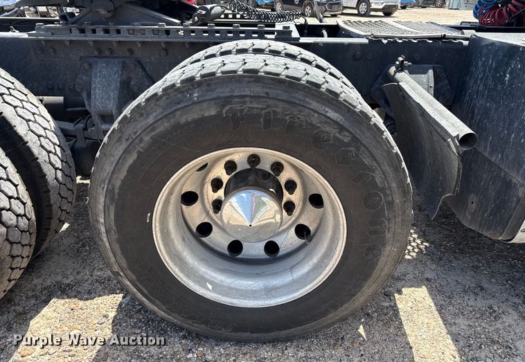 image for item YA0751 2017 Kenworth T680 semi truck