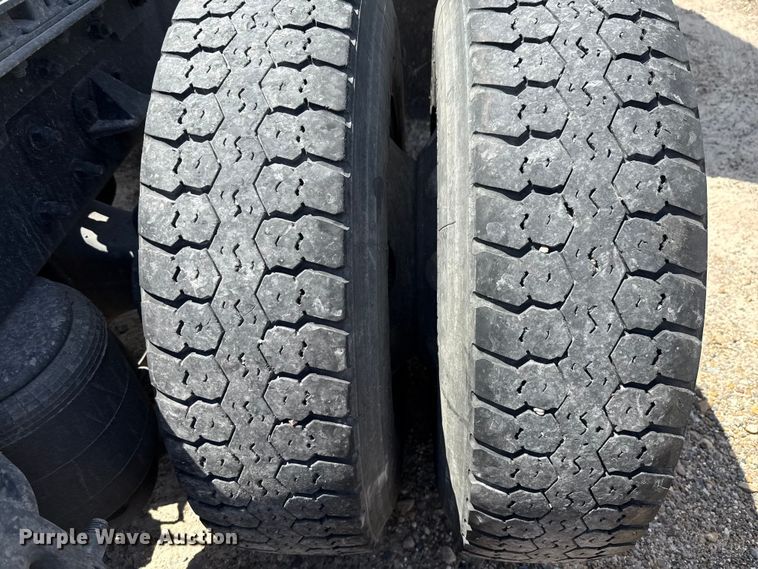 image for item YA0751 2017 Kenworth T680 semi truck