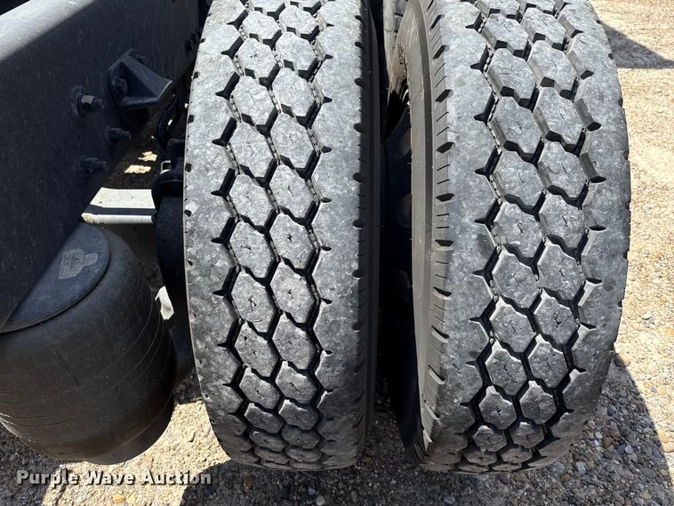 image for item YA0751 2017 Kenworth T680 semi truck