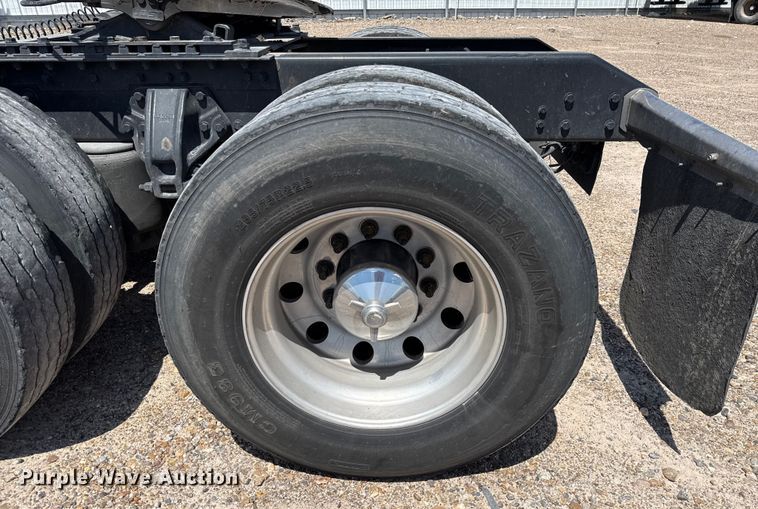 image for item YA0751 2017 Kenworth T680 semi truck