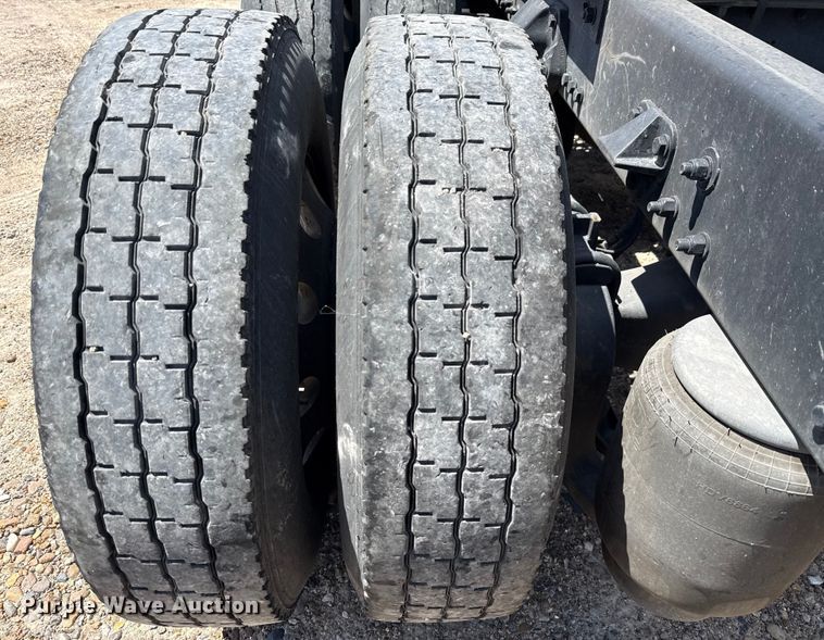 image for item YA0751 2017 Kenworth T680 semi truck