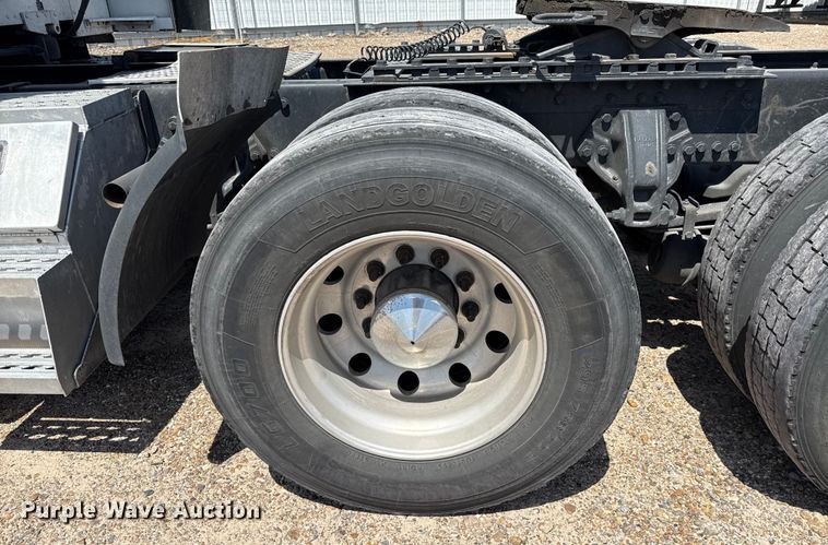 image for item YA0751 2017 Kenworth T680 semi truck