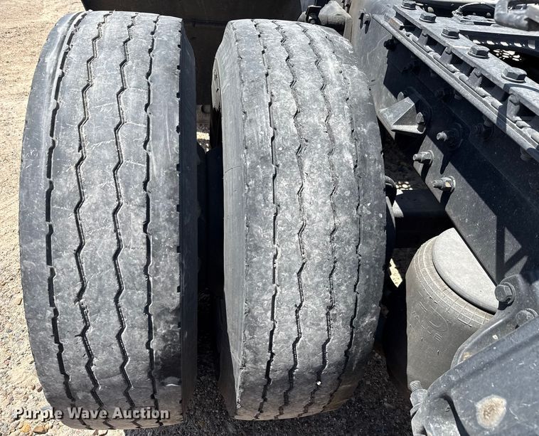 image for item YA0751 2017 Kenworth T680 semi truck