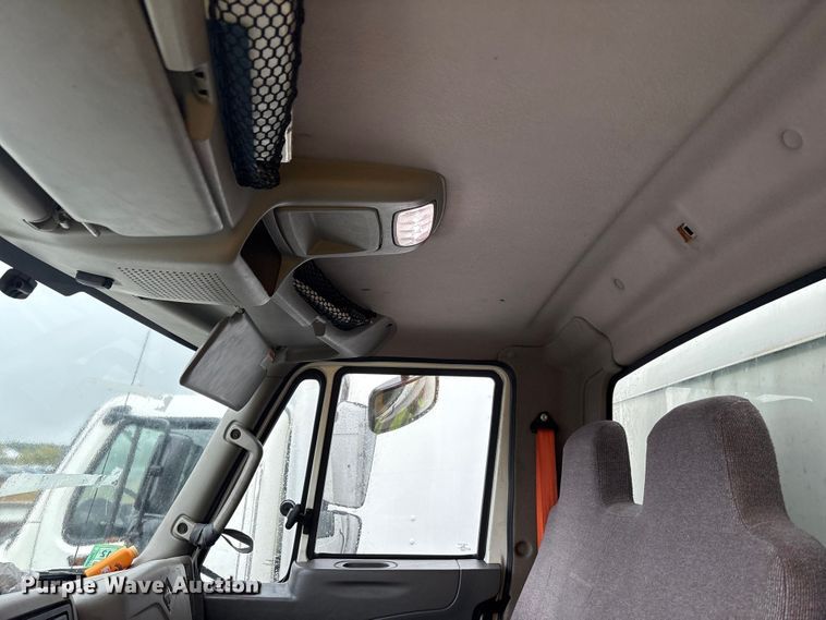 image for item YA0785 2018 International 4300 box truck