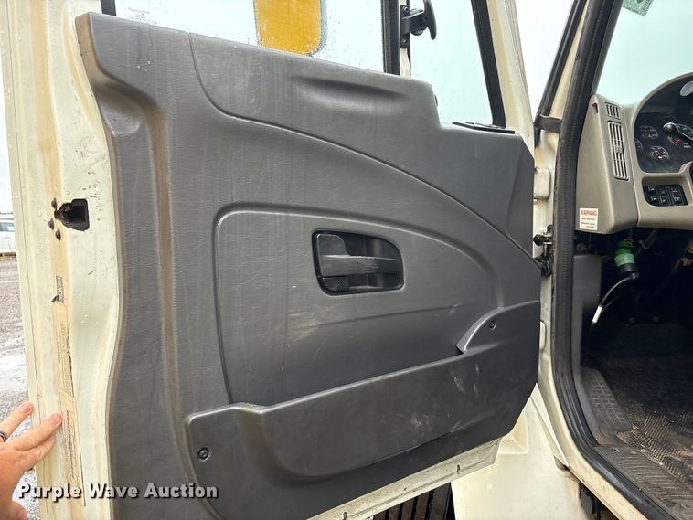 image for item YA0785 2018 International 4300 box truck