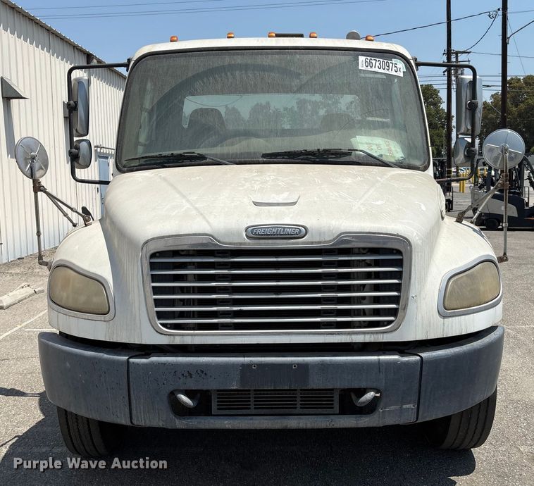 image for item YA0832 2008 Freightliner Business Class M2 truck cab and chassis