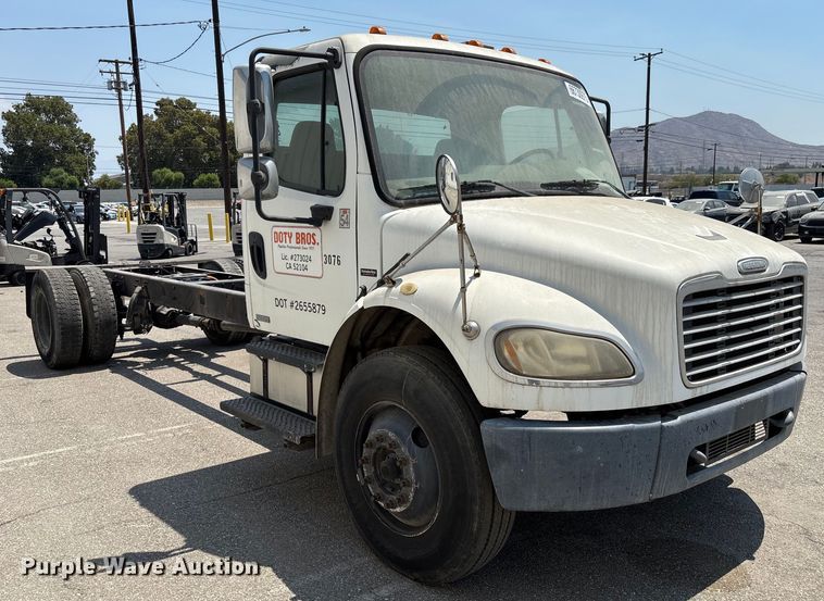 image for item YA0832 2008 Freightliner Business Class M2 truck cab and chassis