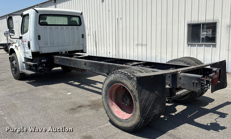 image for item YA0832 2008 Freightliner Business Class M2 truck cab and chassis