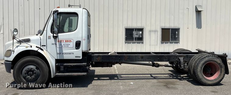 image for item YA0832 2008 Freightliner Business Class M2 truck cab and chassis