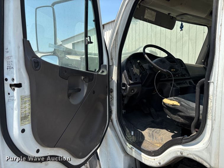 image for item YA0832 2008 Freightliner Business Class M2 truck cab and chassis