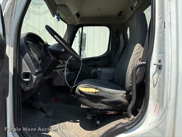 image for item YA0832 2008 Freightliner Business Class M2 truck cab and chassis