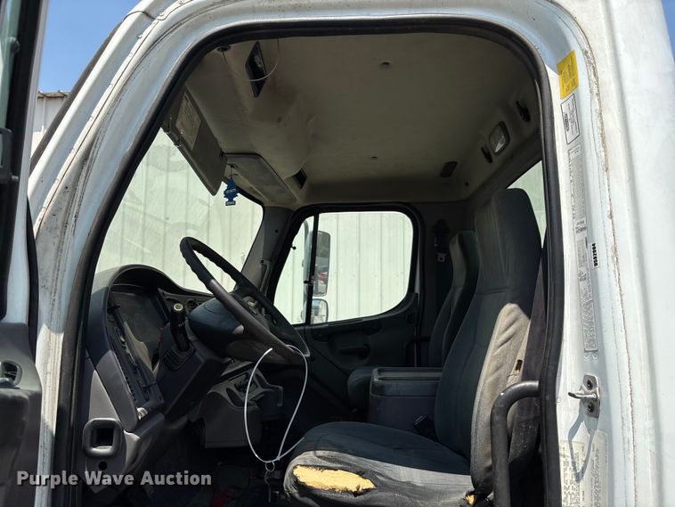 image for item YA0832 2008 Freightliner Business Class M2 truck cab and chassis