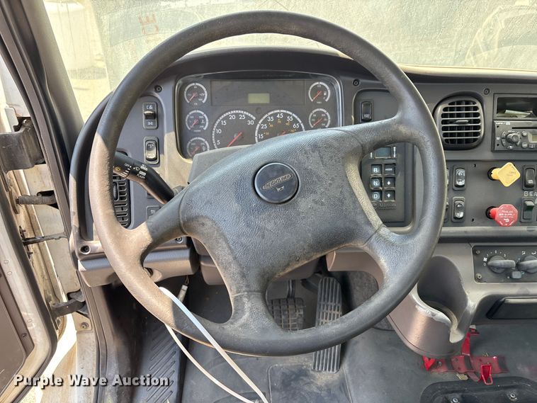 image for item YA0832 2008 Freightliner Business Class M2 truck cab and chassis