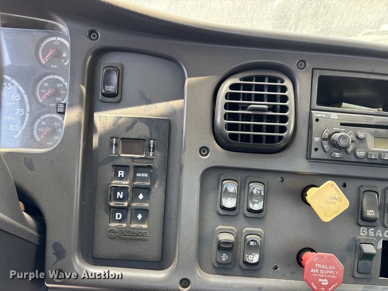 image for item YA0832 2008 Freightliner Business Class M2 truck cab and chassis