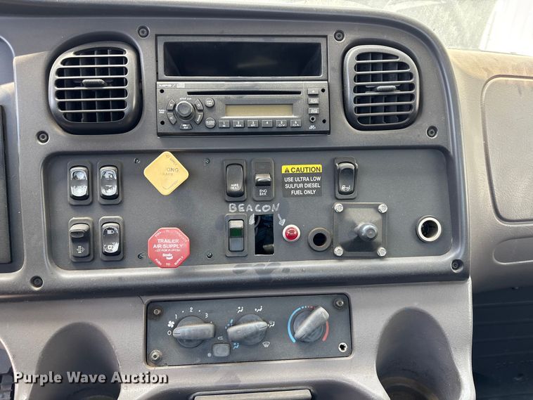 image for item YA0832 2008 Freightliner Business Class M2 truck cab and chassis