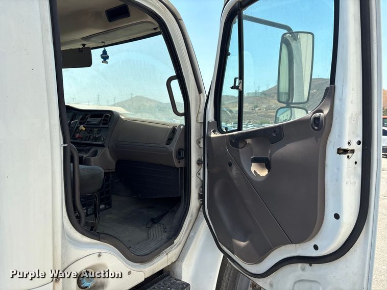 image for item YA0832 2008 Freightliner Business Class M2 truck cab and chassis