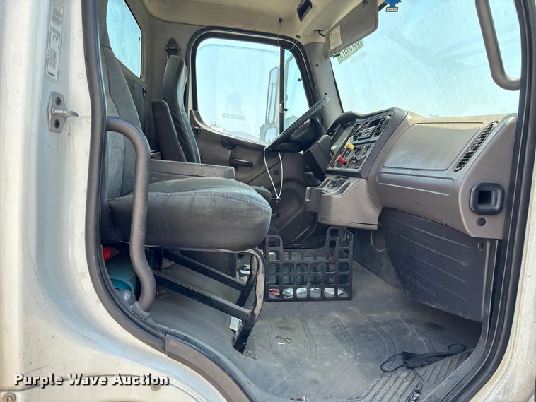 image for item YA0832 2008 Freightliner Business Class M2 truck cab and chassis