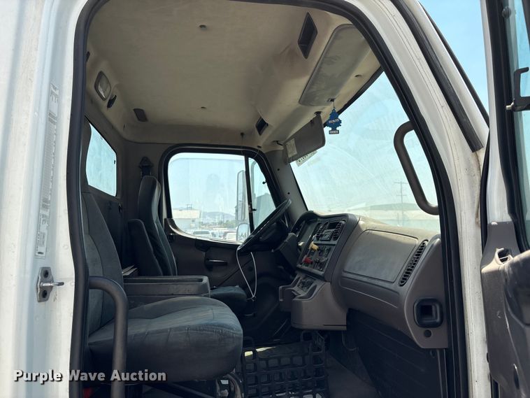 image for item YA0832 2008 Freightliner Business Class M2 truck cab and chassis
