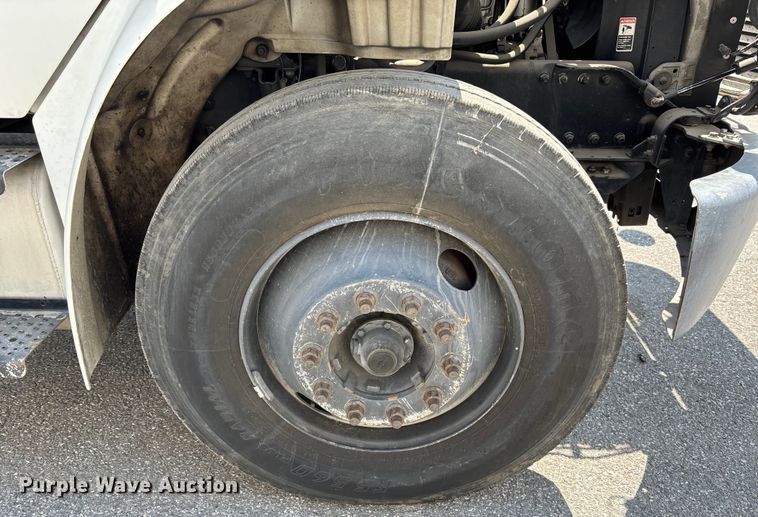 image for item YA0832 2008 Freightliner Business Class M2 truck cab and chassis