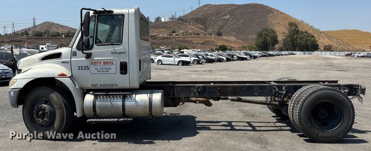 image for item YA0833 2010 International 4300 truck cab and chassis