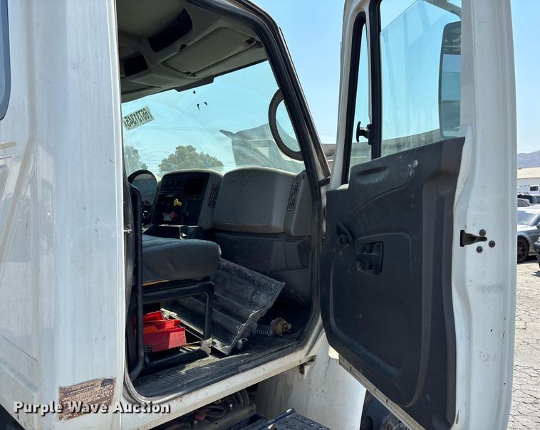 image for item YA0833 2010 International 4300 truck cab and chassis