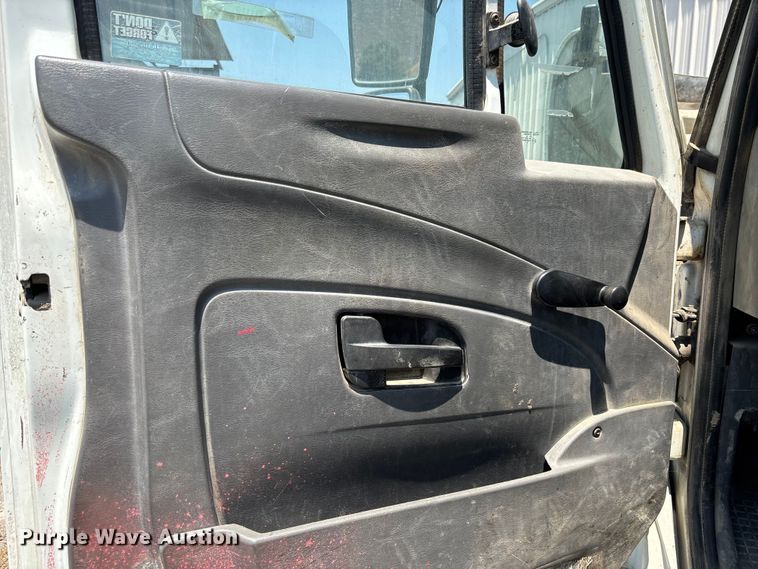 image for item YA0835 2010 International 4300 truck cab and chassis