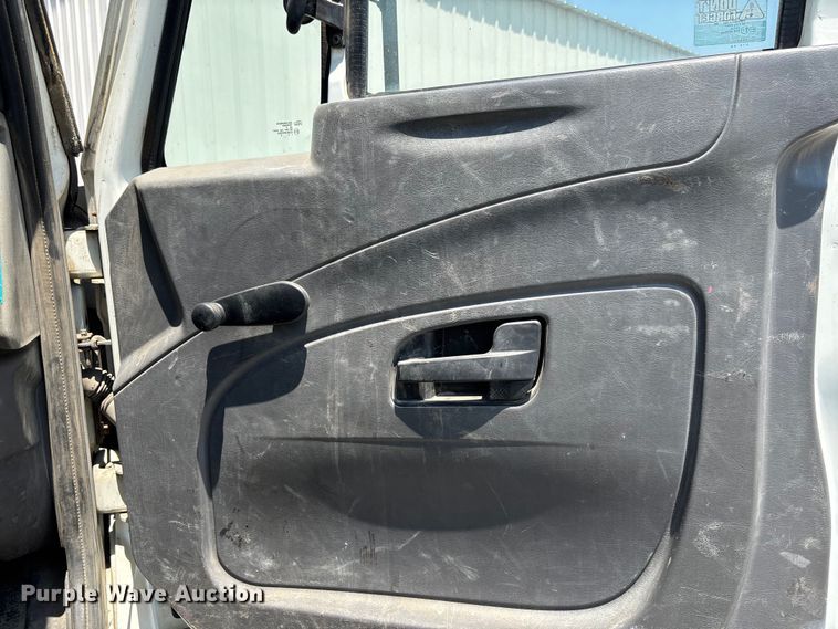 image for item YA0835 2010 International 4300 truck cab and chassis