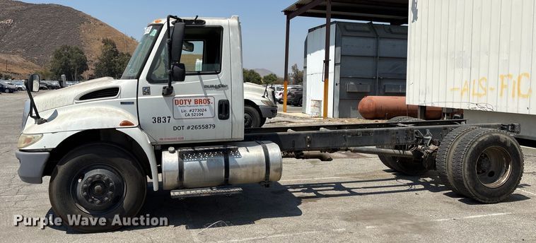 image for item YA0836 2010 International 4300 truck cab and chassis