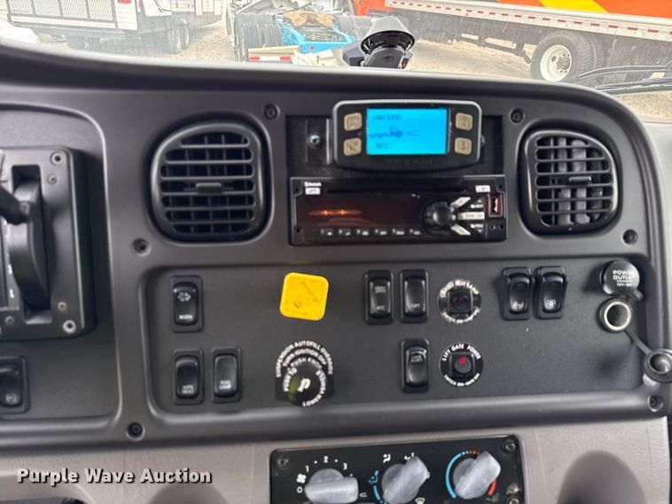 image for item YA0862 2018 Freightliner Business Class M2 box truck