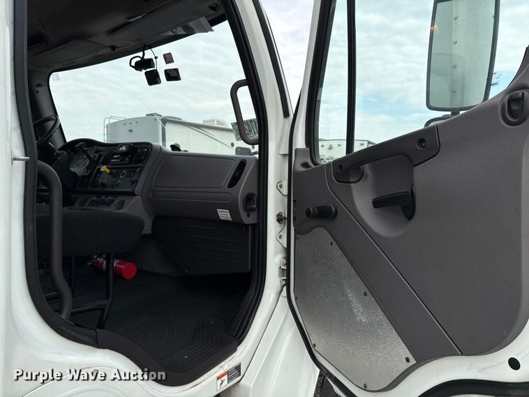 image for item YA0862 2018 Freightliner Business Class M2 box truck