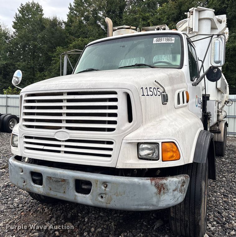 image for item YA0940 2000 Sterling L9500 vacuum truck