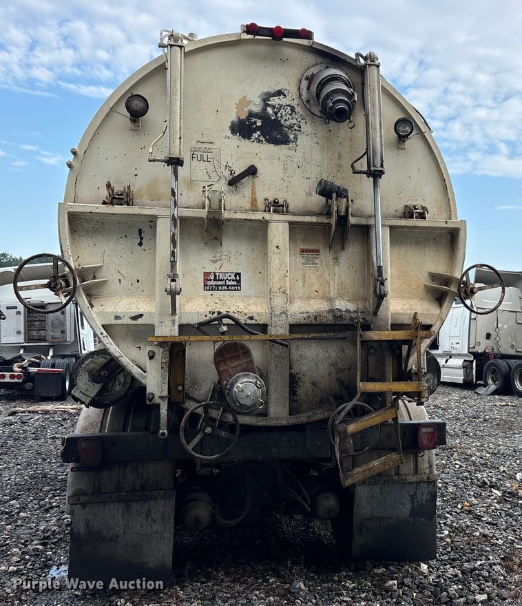 image for item YA0940 2000 Sterling L9500 vacuum truck