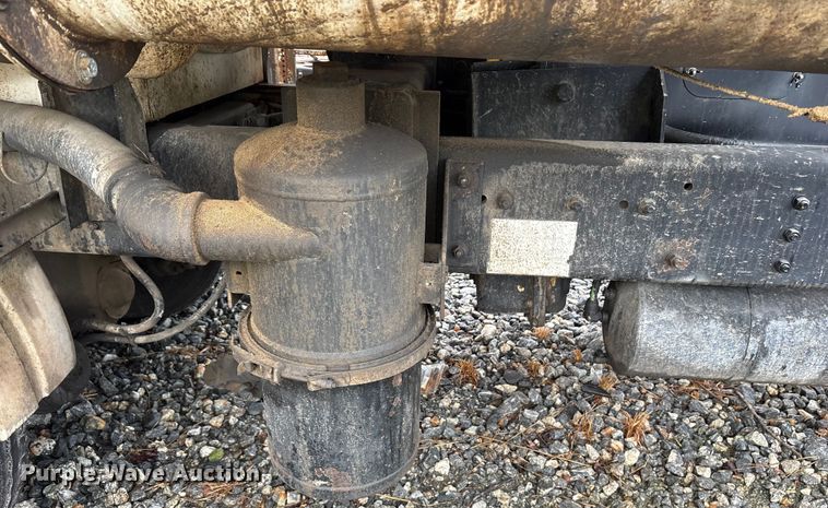 image for item YA0940 2000 Sterling L9500 vacuum truck