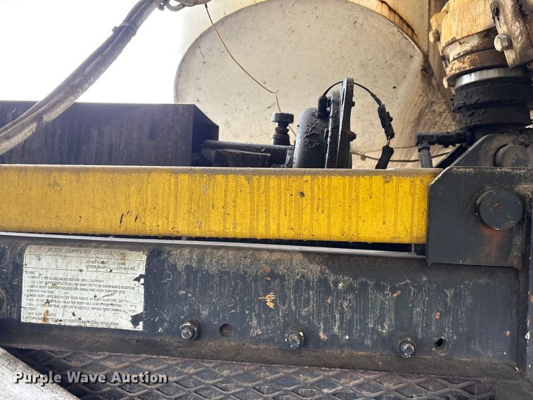 image for item YA0940 2000 Sterling L9500 vacuum truck