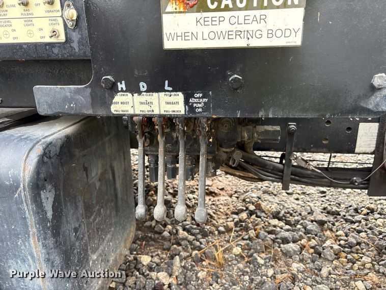 image for item YA0940 2000 Sterling L9500 vacuum truck