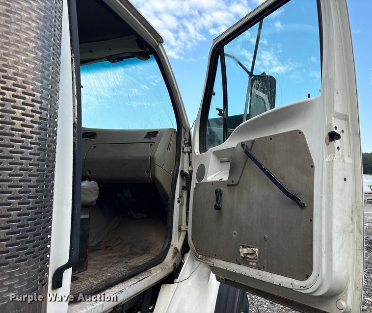 image for item YA0940 2000 Sterling L9500 vacuum truck