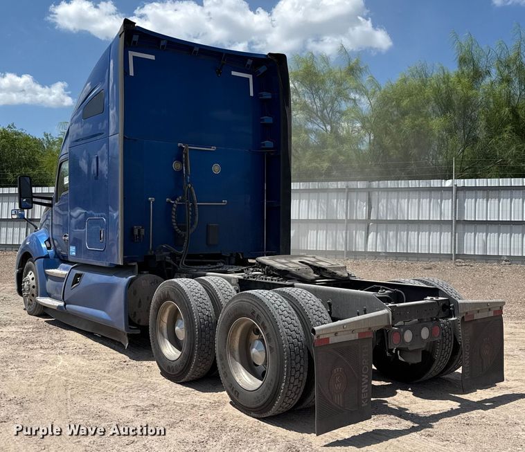 image for item YA0977 2020 Kenworth T680 semi truck